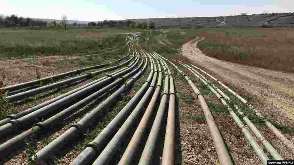 Скидання води на потреби кримської столиці тепер не припиняється ні вдень, ні вночі. Як зараз виглядає Тайганське водосховище і що відбувається на його території, зафіксував кореспондент Крим.Реалії