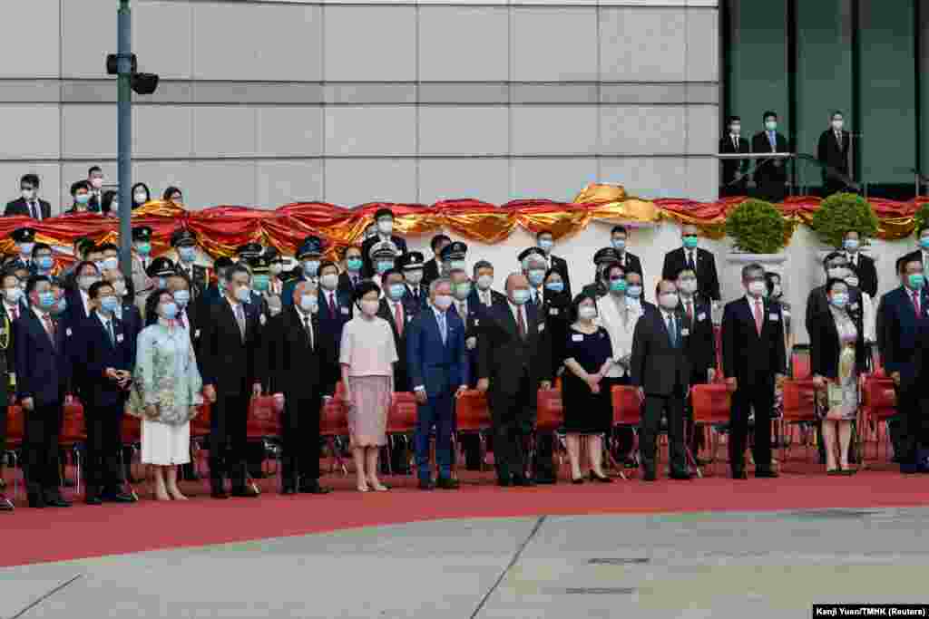 Голова адміністрації Гонконгу Керрі Лам на церемонії підняття прапора, присвяченій 23-й річниці передання Гонконгу Великою Британією під керівництво Китаю, 1 липня 2020 року