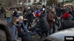 Украинанын бүтүндүгүн жактагандар менен орусиячылардын мушташы. Полиция аларды ажыратууга аракет кылууда. Харьков, 8-апрель. 