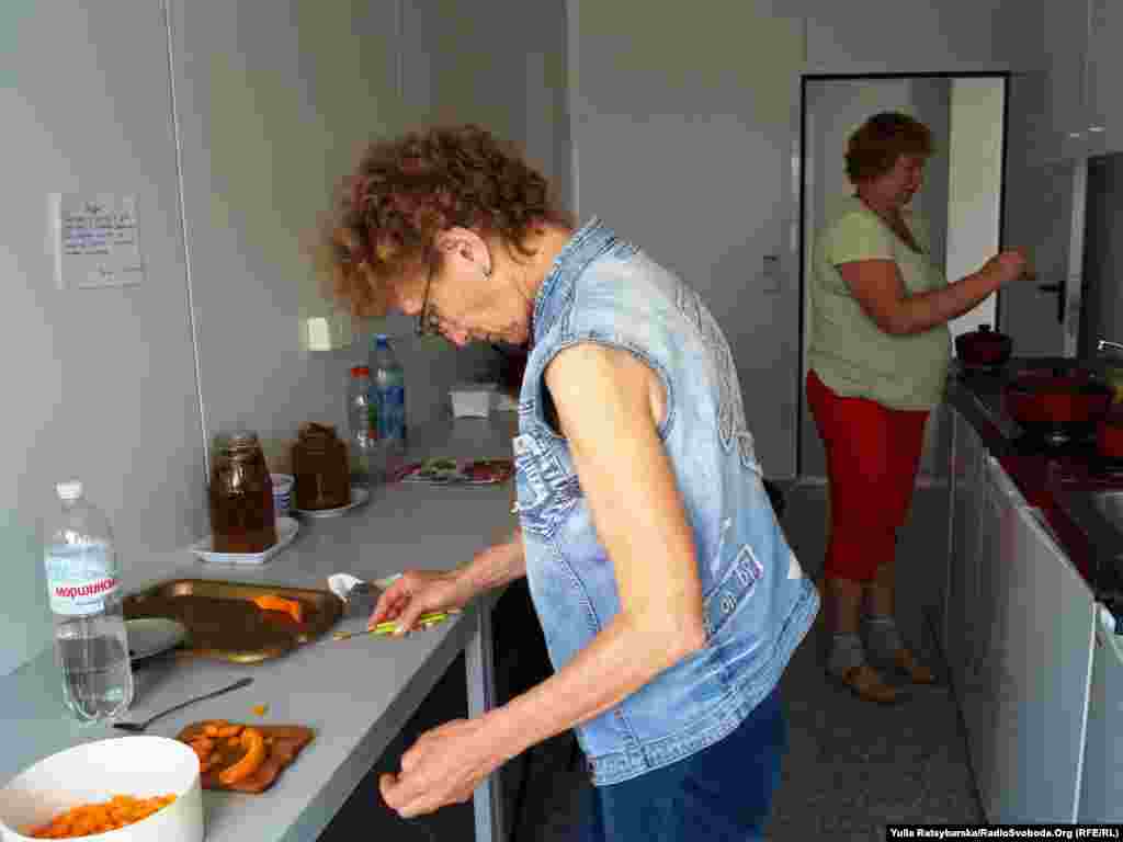 Кухня у будиночку для переселенців розрахована на 14 родин, обід готують по черзі