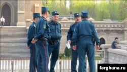 Өзбекстандын милиция кызматкерлери. Иллюстрация. 
