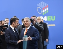 Прем'єр-міністр Угорщини Віктор Орбан вітає президента Франції Емманюеля Макрона після його прибуття на неформальну зустріч глав держав та урядів ЄС у Будапешті, Угорщина, 8 листопада 2024 року