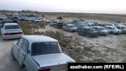 Автомобили ВАЗ на туркменско-казахстанской границе   