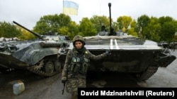 Жінка-воїн Надія у зоні бойових дій на Донбасі неподалік селища Луганське, що на Донеччині (архівне фото)