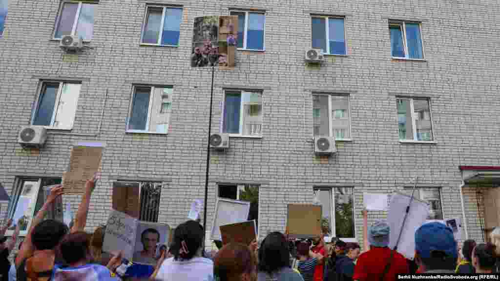 Тут у повітрі розлита концентрована суміш радості і горя.Обмін відбувся за посередництва Об’єднаних Арабських Еміратів. Українська сторона сподівається, що обміни триватимуть і надалі