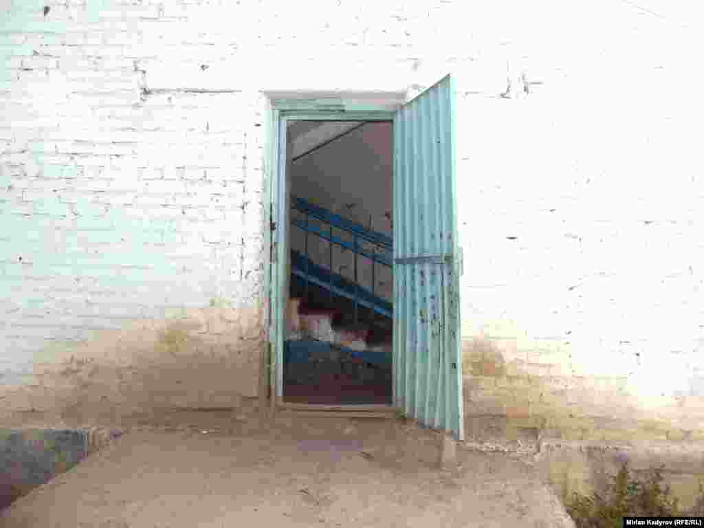 Нарын шаарынын борборунда жайгашкан&nbsp;төрт кабаттуу үйдү нарындыктар &quot;Санта-Барбара&quot; деп атап коюшкан. Жергиликтүүлөрдүн айтымында, бул үйдүн жашоочулары чыр-чатакка жакын.