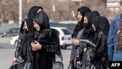 Афганські студентки тепер не знають, що буде з їхньому освітою після рішення «Талібану» заборонити жінкам вивчати медицину. Нa вулиці Кабула. 3 грудня 2024 року