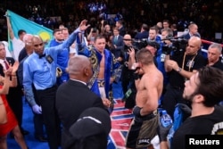Рефери поднимает руку боксера из Казахстана Геннадия Головкина, объявляя его победителем. Нью-Йорк, 5 октября 2019 года