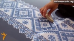 Українці масово «одягають» свої машини у вишиванки