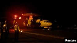 Йемендеги аскердик операцияга катышып жаткан учак. 2024-жылдын 12-январы.