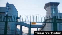 Шинжаңдагы Бээжин «кайра тарбиялоочу лагер» деп атаган жайдын имараты. 14-сентябрь, 2018-жыл.