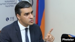 Օմբուդսմեն Արման Թաթոյանը ասուլիսի ժամանակ, արխիվ