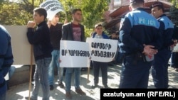 Armenia - People rally near the Presidential Palace for review of criminal cases, Yerevan. 15Oct, 2015