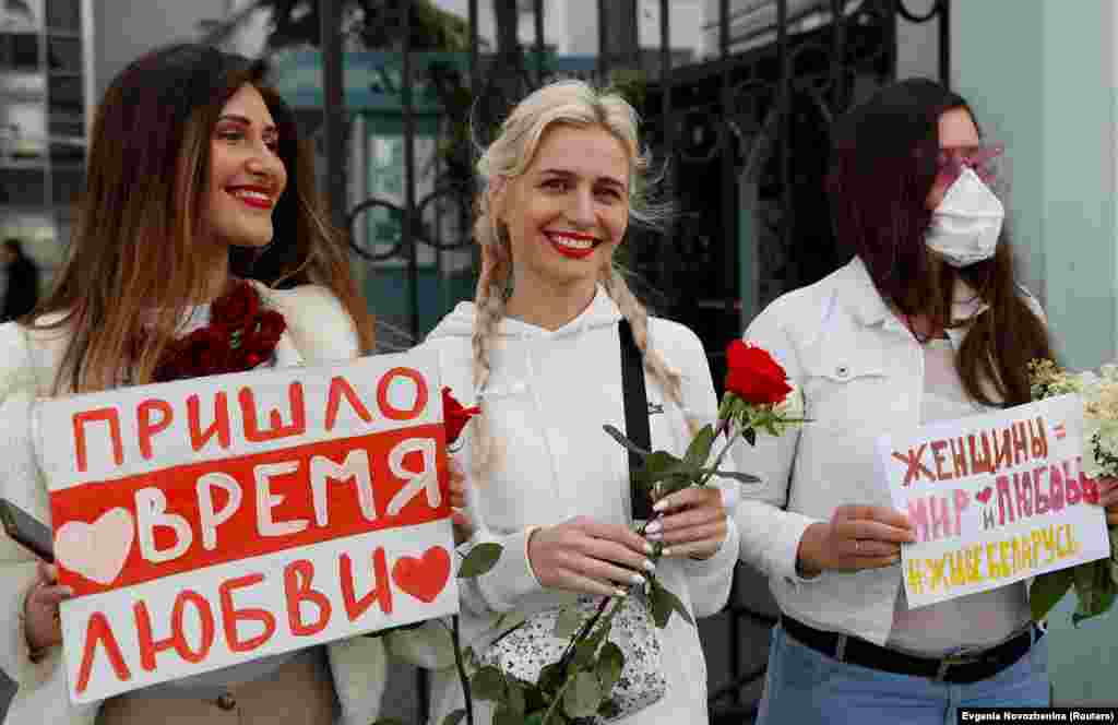 Суботній мирний протест у Мінську, 15 липня. Дівчата тримають у руках яскраві плакати та квіти