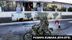 Шри-Ланканын күч кызматкерлери жардыруу болгон «Кингсбери» мейманканасынын жанынан өтүп баратышат. Сүрөт 22-апрелде тартылган.