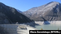 Ингурская ГЭС питает Абхазию практически бесплатной энергией. Фото автора