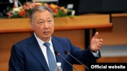 Президент К. Бакиев Жогорку Кеңеште башкаруу системасын реформалоо боюнча сөз сүйлөөдө. 1-сентябрь, 2009-жыл.