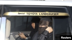 У Саудівській Аравії вважали, що жінка в авті може бути лише пасажиркою, місто Джидда, фото 2011 року