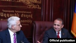 Глава Европарламента Ежи Бузек и спикер Национального Собрания Армении Овик Абрамян на совместной пресс-конференции, Ереван, 18 мая 2011 г.