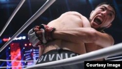 Беттешүүдө.