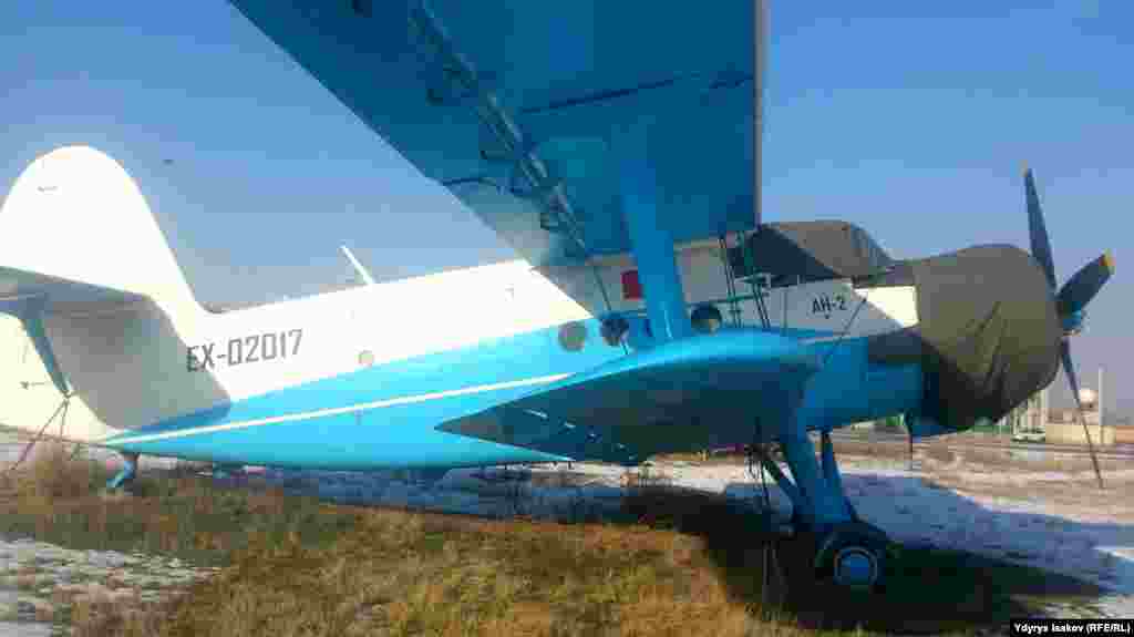 Оштогу учууга даяр жалгыз АН-2 учагы, айтылуу &quot;Кукурузник&quot;.