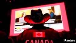 Привърженик на министър-председателя на Канада Марк Карни в предизборния щаб на Либералната партия в Отава, Онтарио, Канада, 28 април 2025 г.
