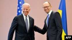 Украин өкмөтүнүн башчысы Арсений Яценюк (оңдо) АКШнын вице-президенти Жо Байден менен сүйлөшүү алдында, Киев, 22-апрель, 2014
