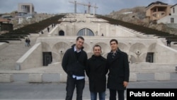 Лидеры партии «Могучая Турция» Байбарс Орсек (слева), Туна Беклевич (в центре) и Руди Мерал (справа) в Ереване, во время своего предыдущего посещения, 19 октября 2010 г. 