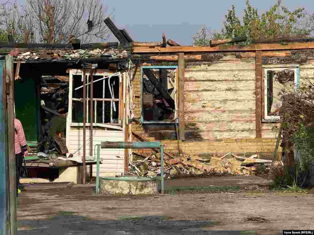 Зруйнований російською атакою будинок у селі Погреби на Київщині, де загинула жінка та двоє дітей. Сусід Василь розповів Радіо Свобода, що сім'я переїхала сюди з Києва, бо думали, що, можливо, в селі буде спокійніше