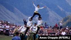 Быйыл сентябрда Чолпон-Атада өткөн Көчмөндөр оюнундагы түркмөнстандык өнөрпоздор.  