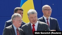 Жон Болтон менен Петро Порошенко Киевдеги парадда.