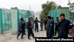 Сотрудники полиции у ворот кладбища. 3 июня 2017 года