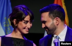 Зохран Мамдані і його дружина Рама Дуваджі після перемоги на виборах мера Нью-Йорка. Мітинг в ніч виборів у Брукліні. Нью-Йорк, США, 4 листопада 2025 року