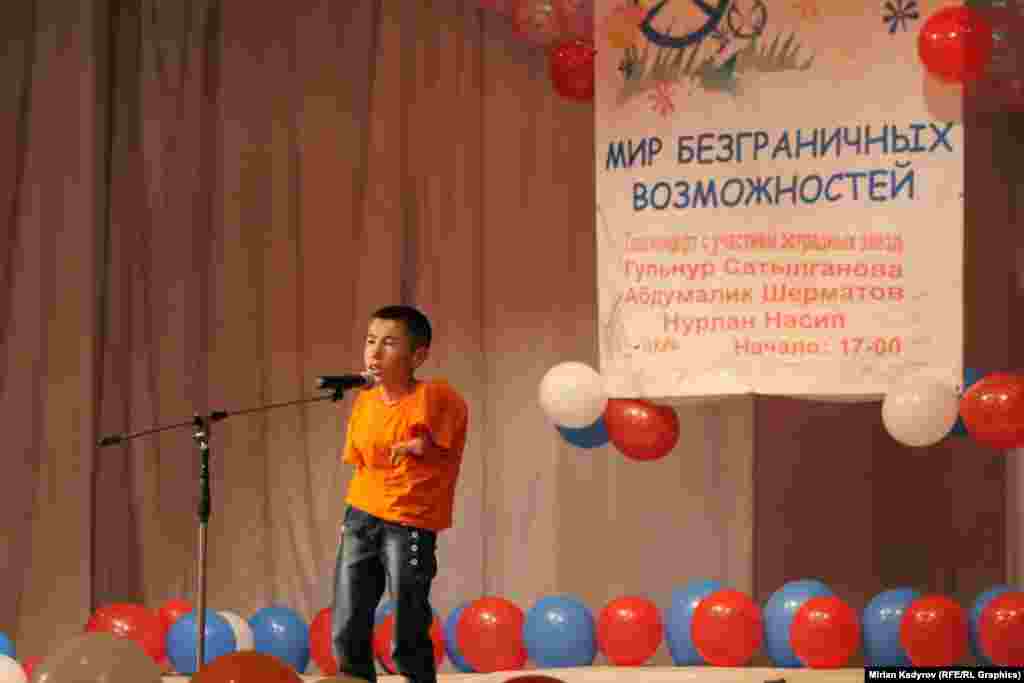 Фестивалда өткөн сынактардын байгелерин жергиликтүү демөөрчүлөр колго алышкан.