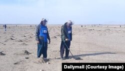 جنگجوی گروه طالبان برای پاکسازی مین به استخدام نهاد خیریه بریتانیایی درآمده‌اند. 