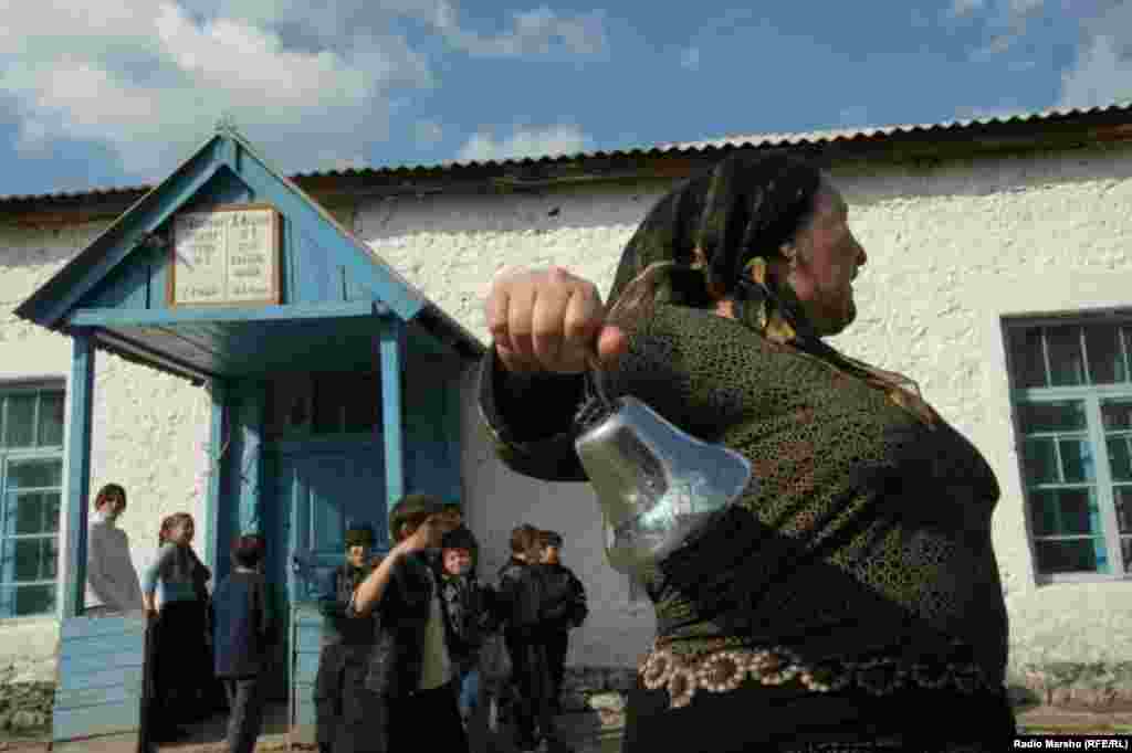 1 сентября - начало учебного года в селении Дишный-Ведено в Чечне. (RFE/RL, Северокавказская редакция)