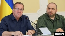 Рустем Умєров (праворуч) зустрівся з німецьким колегою Борисом Пісторіусом під час візиту до Берліна (фото архівне)