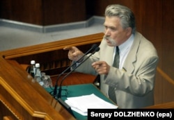Народний депутат Левко Лук’яненко під час виступу з трибуни Верховної Ради України. Київ, 10 липня 2003 року