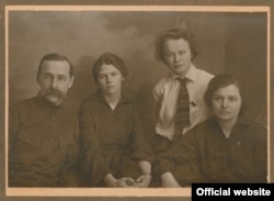 Михайло Полоз та Тетяна Мягкова з друзями. зліва направо: М.Н. Полоз, Т.І. Мягкова, Катерина Філатова, Марія Короб. Харків, 1927 рік