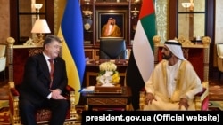 Президент України Петро Порошенко і прем’єр-міністр Об’єднаних Арабських Еміратів, правитель Емірату Дубай шейх Мухаммед бін Рашид Аль Мактум. Абу-Дабі, 2 листопада 2017 року