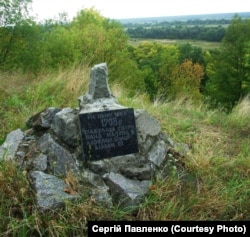 Знак за 300 метрів від Покровської церкви з написом: «На цьому місці 1708 року відбулася зустріч Івана Мазепи з королем Швеції Карлом XII. Село Дігтярівка Новгород-Сіверського району Чернігівської області