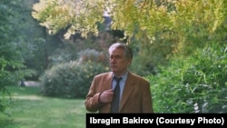 Чыңгыз Айтматов Брюсселдеги "Тенбош" гүлбагында. Ибрагим Бакировдун белек фотосу