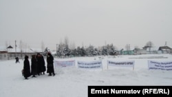 Райондун 100дөй тургуну шайлоонун акыйкатсыз өтүп жатканын айтып, акимчилик алдына нааразылыкка чыкты. 6-февраль, 2012.
