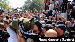 Аднаго з вызваленых палестынскіх зьняволеных вітаюць у Рамалаху, на Заходнім беразе Ярдану, 13 кастрычніка 2025