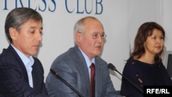 Болат Абилов, сопредседатель партии «ОСД Азат», Мурат Ауэзов, общественный деятель, Джамиля Джакишева, жена арестованного топ-менеджера, на пресс-конференции. Алматы,  23 ноября 2009 года. 