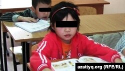 Гульнур Ж. за школьной партой в центре адаптации несовершеннолетних. Алматы, 16 ноября 2014 года.  