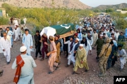 Похороны бойца пакистанского военизированного формирования, убитого в ходе пограничных столкновений между Пакистаном и Афганистаном. Провинция Хайбер-Пахтунхва, 13 октября 2025 года