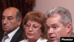 Руководитель миссии OSART Габор Вамош (справа), Ереван, 2 июня 2011 г.