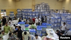 Багдад -- Шайлоонун ырасмий толук жыйынтыгы дагы эки аптадан соң жарыяланат. Бирок бир дагы саясий бирикме үстөмдүк абалга жете албай турганы ушу тапта эле белгилүү болуп калды. 