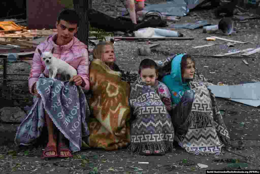 Десятки жителей были эвакуированы из повреждённых и разрушенных зданий в Киеве. Подтверждена гибель по меньшей мере 23 человек. Среди погибших четверо детей